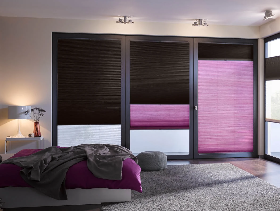 Schlafzimmer mit Duette Tag-Nacht-Funktion in Dunkel und Pink